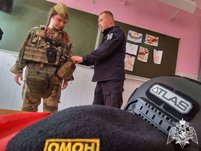 Представители Росгвардии провели для кемеровских школьников урок мужества