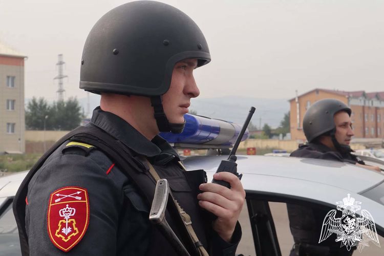 Росгвардейцы защитили пенсионера от агрессивной соседки с кухонным топориком