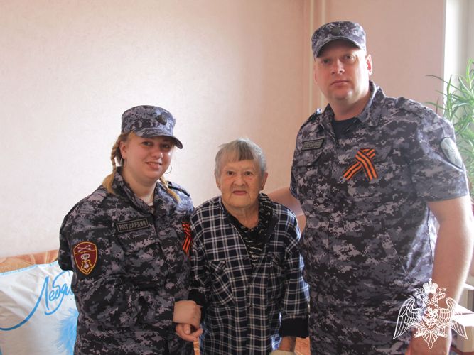 В Кузбассе росгвардейцы поздравляют ветеранов Великой Отечественной войны (ВИДЕО)
