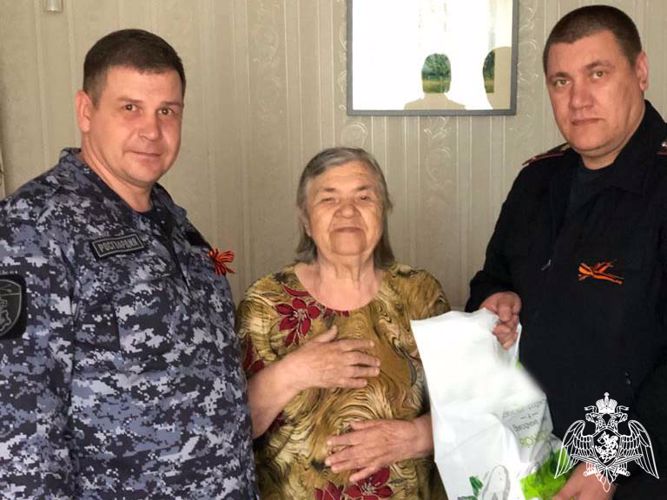 В Кузбассе росгвардейцы поздравляют ветеранов Великой Отечественной войны (ВИДЕО)