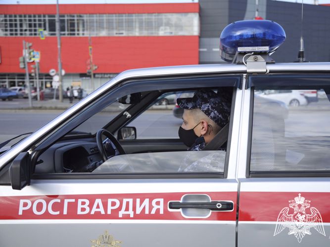 Росгвардейцы задержали злоумышленника, который похитил одежду с алкоголем и закусками в кармане
