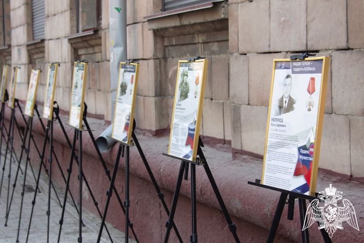 В Кемерове открылась уличная выставочная экспозиция с портретами героев-росгвардейцев (ВИДЕО)