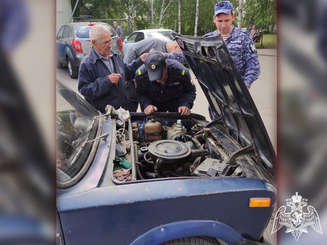 Росгвардейцы помогли пожилому автолюбителю в сложной дорожной ситуации 