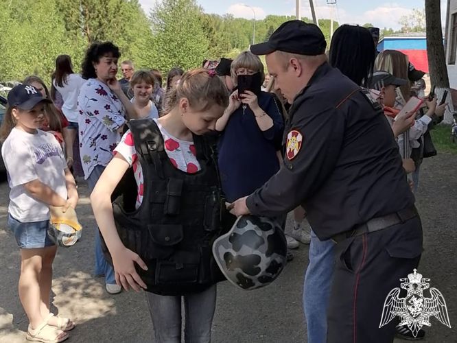 Росгвардейцы в Анжеро-Судженске пригласили школьников на экскурсию по случаю Дня защиты детей 