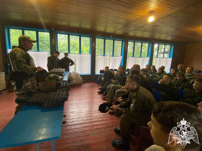Сотрудники новокузнецкого ОМОН посвятили школьников в свою деятельность 