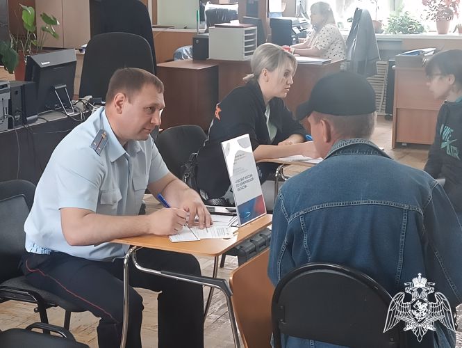 Росгвардия представила перспективы службы на ярмарке вакансий в Киселевске 