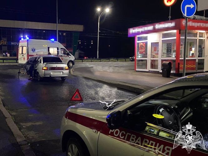 Росгвардейцы пришли на помощь несовершеннолетней, попавшей в ДТП