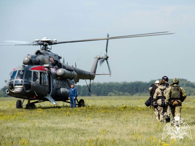 Сотрудники СОБР отработали десантирование с вертолета в Кузбассе 