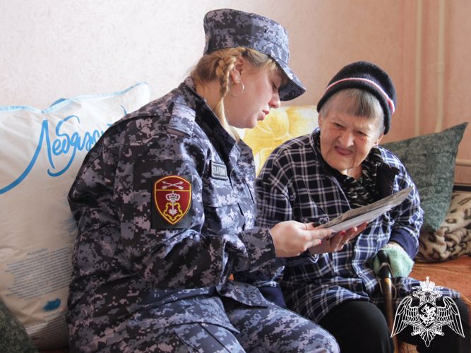 В Кузбассе росгвардейцы поздравили труженицу тыла с 98-летием 