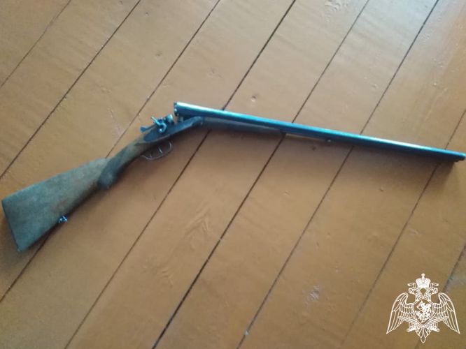 Жительница Кузбасса добровольно выдала росгвардейцам незаконное оружие (ВИДЕО)