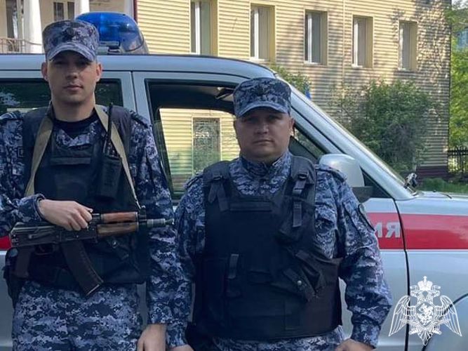Росгвардейцы задержали злоумышленника, который угрожал ножом своей сожительнице и соседу (ФОТО)