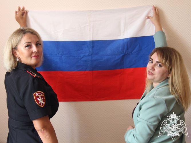 Кузбасские росгвардейцы провели флешмоб ко Дню Государственного флага России 