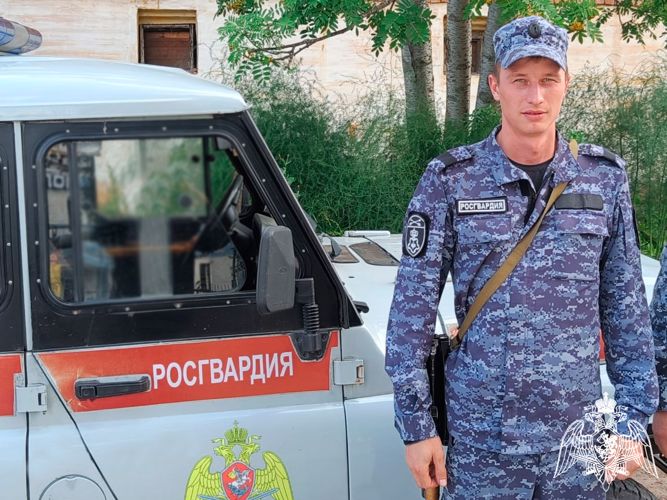 Росгвардеец оказал помощь мужчине, которому стало плохо на улице (ФОТО)
