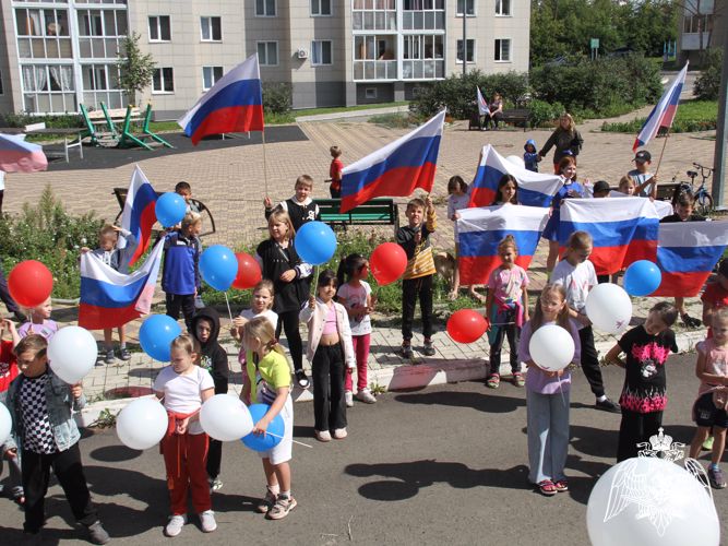 Росгвардейцы провели флешмоб в честь Дня Государственного флага России