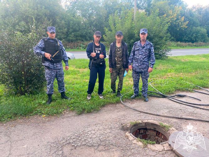 Росгвардейцы задержали горожан, пытавшихся лишить местных жителей интернета