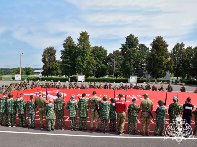 Юные кузбассовцы прошли марш-бросок вместе с росгвардейцами (ВИДЕО)