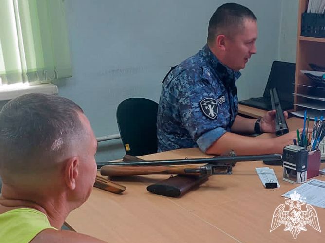 Юргинец добровольно выдал инспекторам Росгвардии незаконный арсенал своего деда (ВИДЕО)