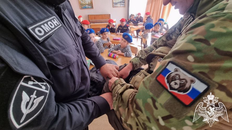  Кемеровские омоновцы провели исторический урок для школьников