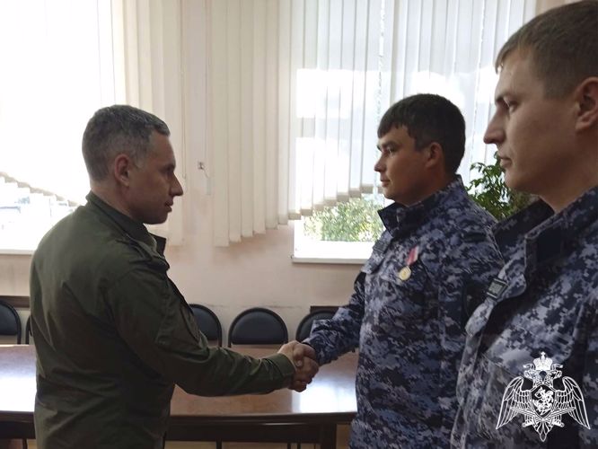В Кузбассе наградили росгвардейцев, участвовавших в спасении провалившегося под лед ребенка 