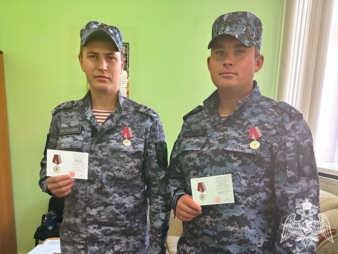 В Кузбассе наградили росгвардейцев, участвовавших в спасении провалившегося под лед ребенка 