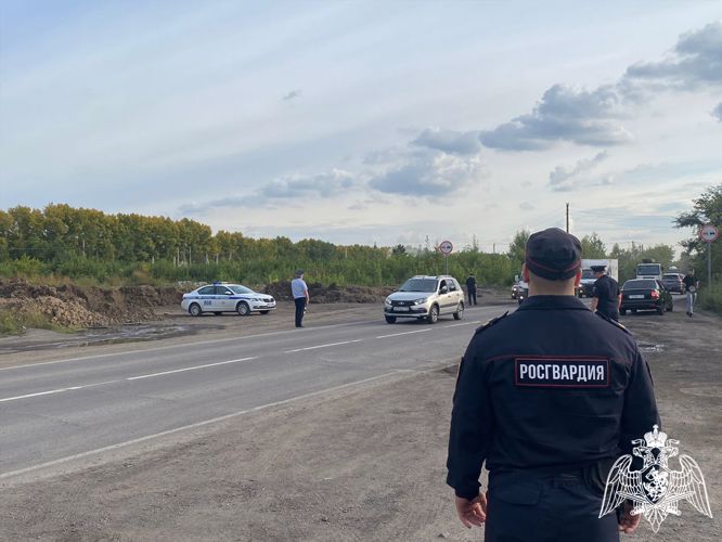 Сотрудники Росгвардии и Госавтоинспекции провели совместный профилактический рейд в Новокузнецке