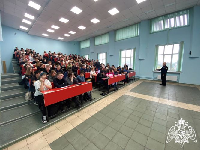 Росгвардейцы и полицейские провели профилактическую акцию для студентов, посвященную Всероссийской неделе трезвости