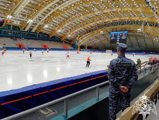 Росгвардейцы обеспечили охрану порядка на товарищеском матче по хоккею с мячом в Кузбассе
