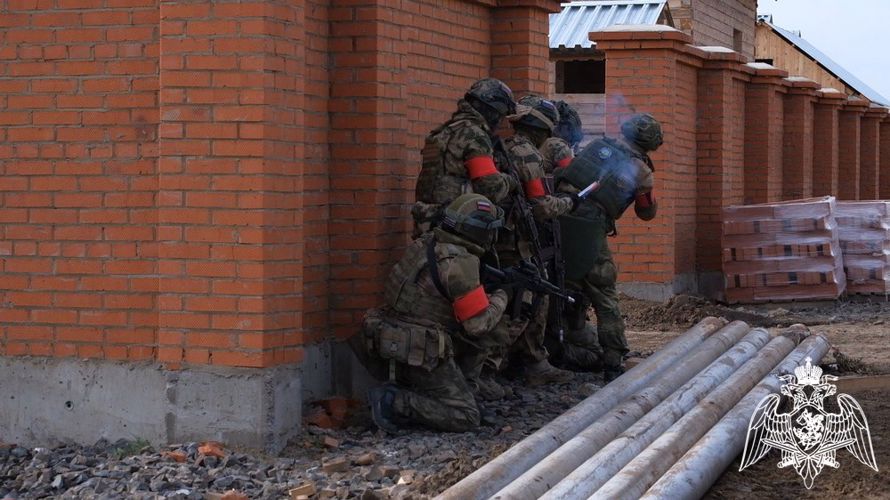 Росгвардейцы продемонстрировали свои навыки кузбасским журналистам и блогерам
