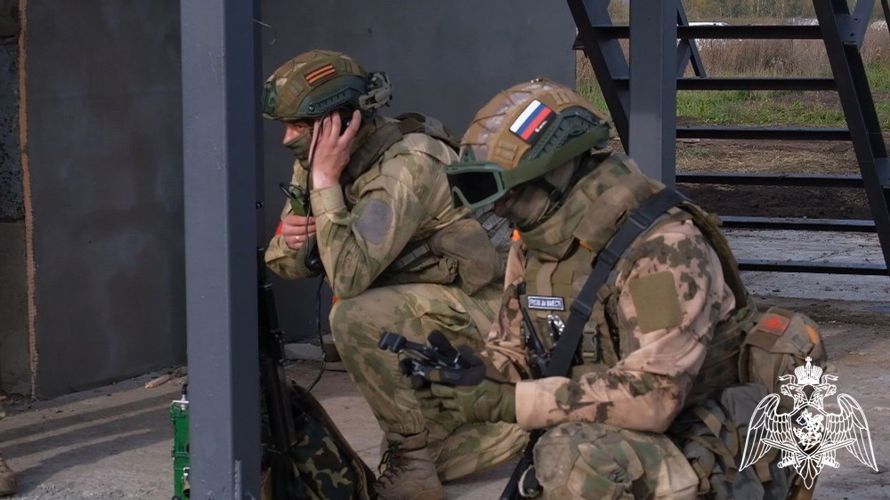 Росгвардейцы продемонстрировали свои навыки кузбасским журналистам и блогерам