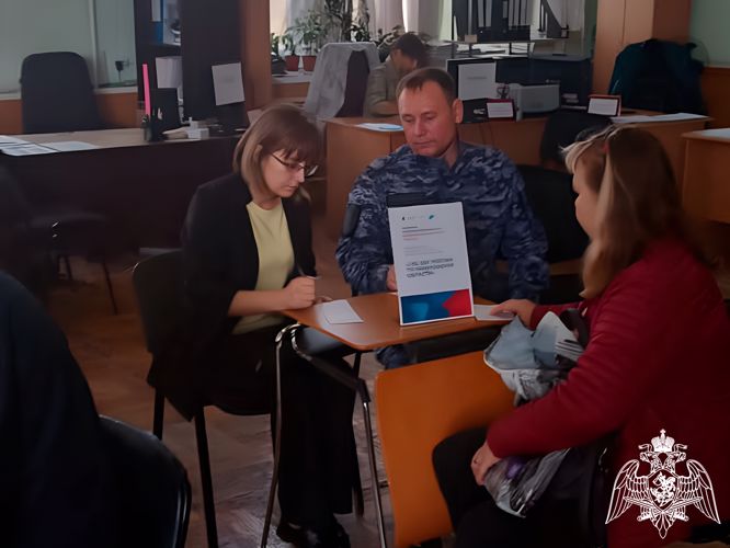 Сотрудники Росгвардии представили вакансии и льготы на ярмарке труда в Кузбассе 