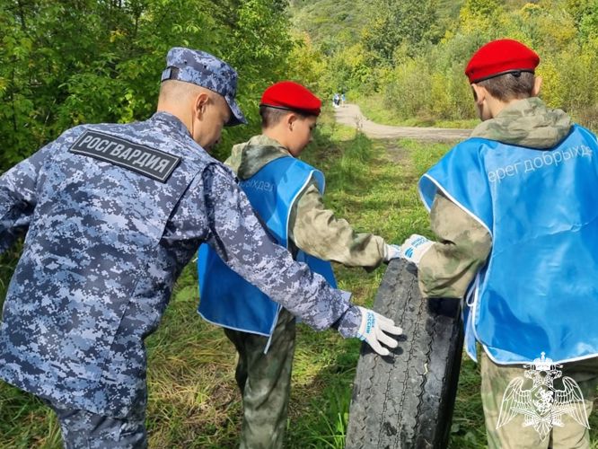 Воспитанники Росгвардии вместе с наставниками участвуют в экологической акции в Кузбассе