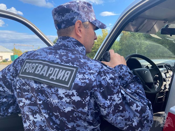 Новокузнецкие росгвардейцы задержали горожанина, из-за которого местная жительница опасалась выходить из дома