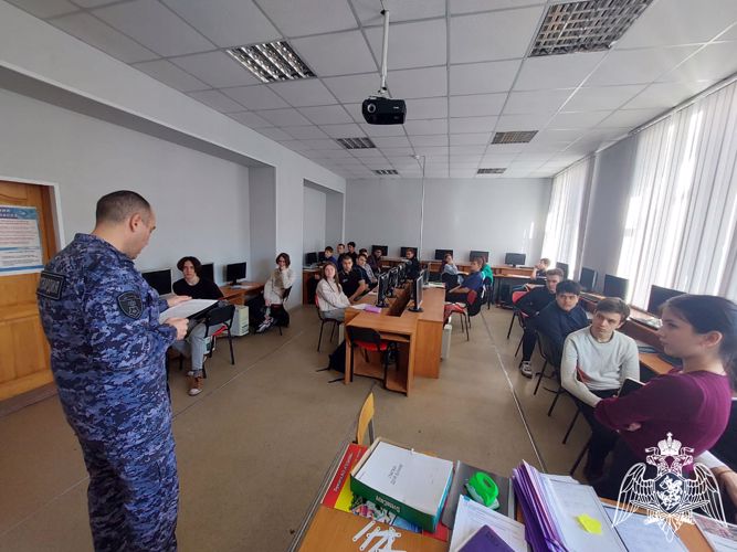 Росгвардейцы рассказали студентам о пользе своей службы