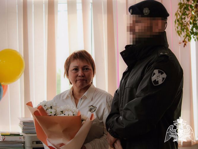 Спецназовец Росгвардии сделал трогательный сюрприз для своего учителя (ВИДЕО)
