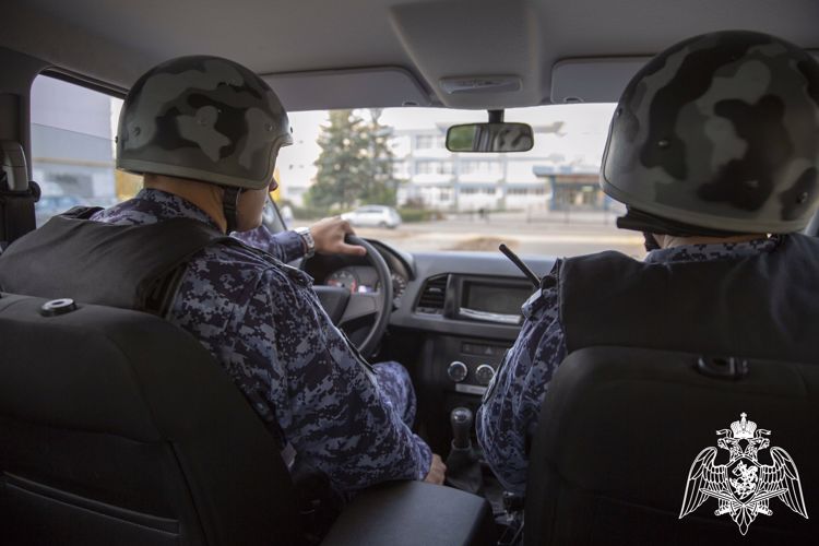Росгвардейцы задержали посетителя популярного кафе, напугавшего работницу неадекватным поведением