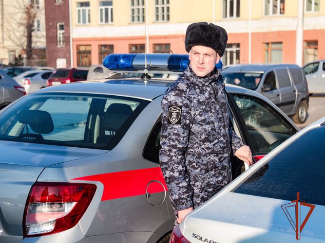 Росгвардейцы оказали помощь горожанке, которая не могла вернуться домой из-за агрессивных действий возлюбленного