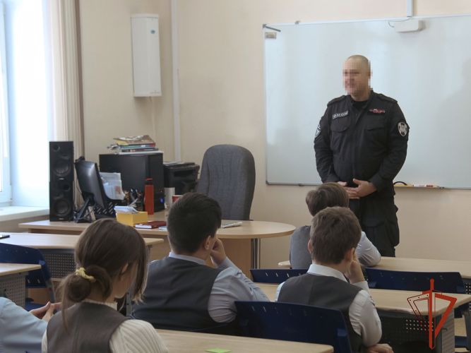 Офицер Росгвардии рассказал школьникам о героях войск правопорядка