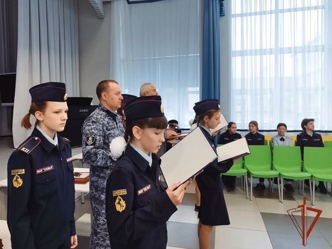 Росгвардейцы приняли присягу у юргинских школьников