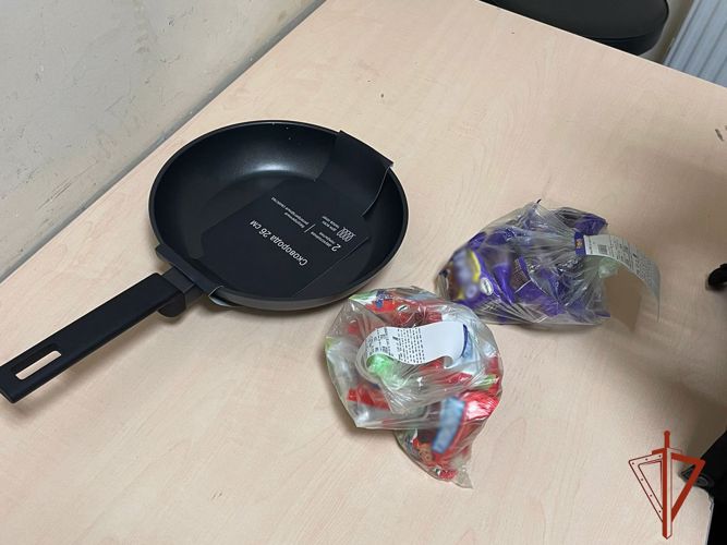 Росгвардейцы задержали горожанку при попытке хищения сковороды с конфетами (ФОТО)