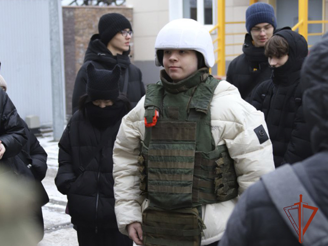 В Кузбассе росгвардейцы показали школьникам трофеи спецоперации 
