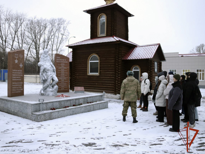 В Кузбассе росгвардейцы показали школьникам трофеи спецоперации 