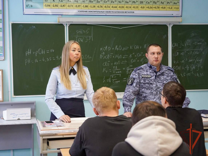 Росгвардейцы встретились с будущими выпускниками и рассказали о своей службе