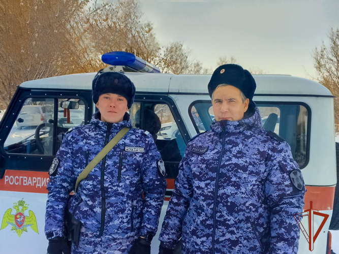 Росгвардейцы помогли спасти частный дом кузбассовца от пожара (ФОТО)