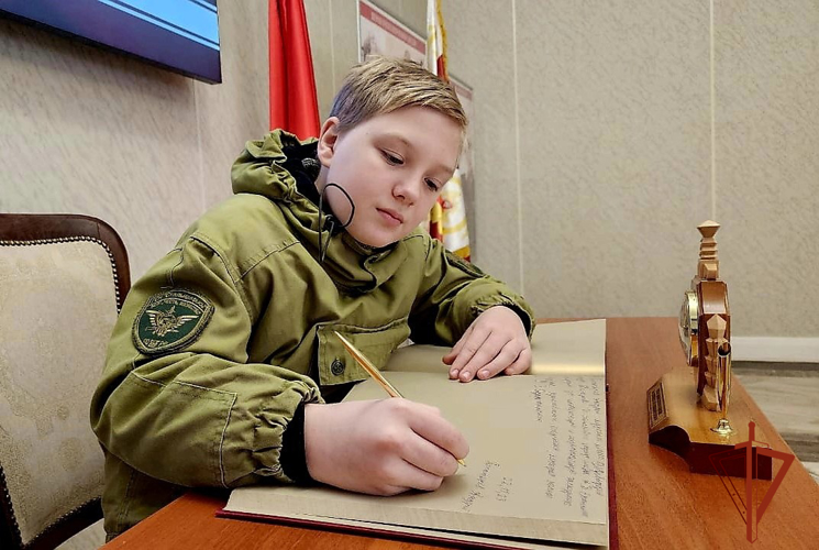 Воспитанника Росгвардии из Кузбасса посвятили в тайны музея дивизии имени Ф.Э. Дзержинского