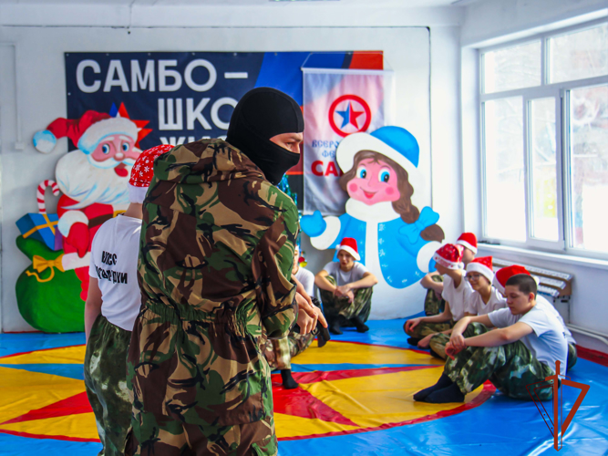 Сотрудники СОБР провели тренировку по самообороне для школьников в Кемерове