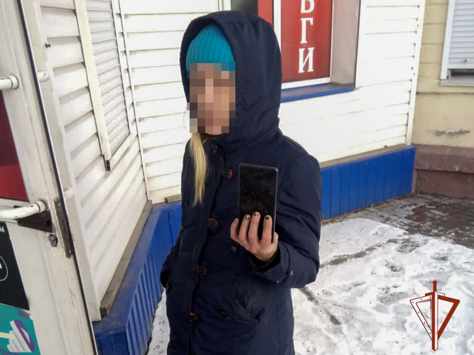 Росгвардейцы по горячим следам разыскали грабительницу смартфона из охраняемого ломбарда (ВИДЕО)