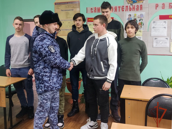 Росгвардейцы рассказали студентам о пользе своей службы