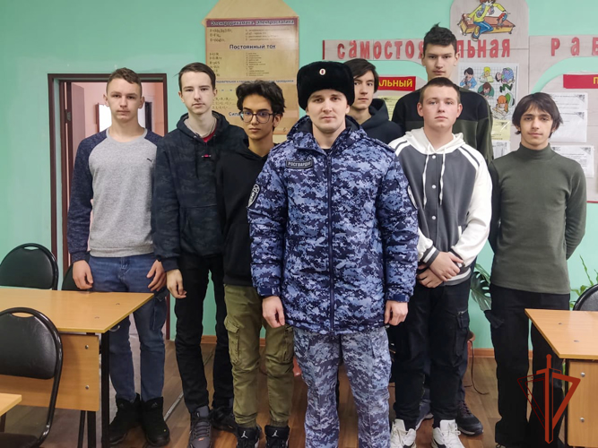 Росгвардейцы рассказали студентам о пользе своей службы