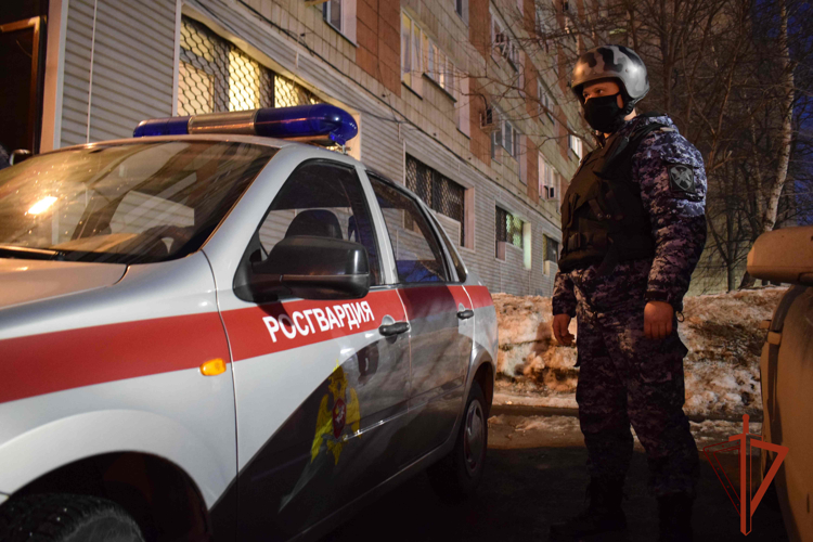 Росгвардейцы задержали дебошира, повредившего входную дверь квартиры своей знакомой