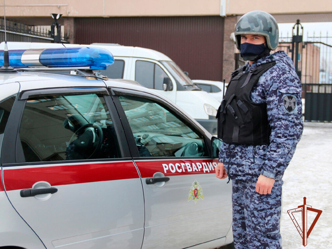 Росгвардейцы задержали разыскиваемую похитительницу имущества из подъезда многоквартирного дома